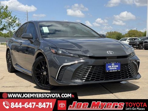 Used 2025 Toyota Camry SE w/ Convenience Package image 2