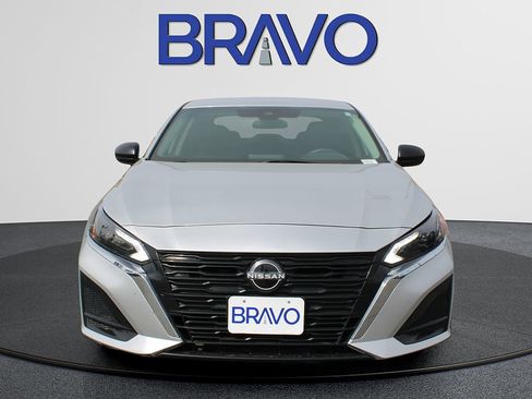 Used 2024 Nissan Altima 2.5 SV image 2