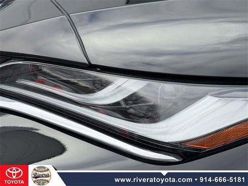 Used 2022 Toyota Venza XLE image 9