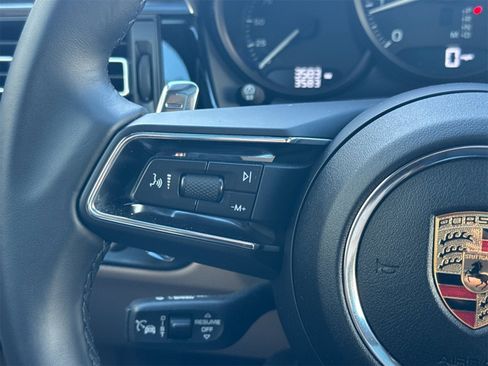 Used 2025 Porsche Macan image 28