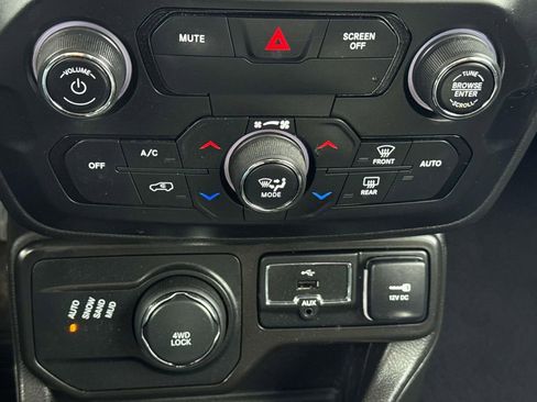 Used 2020 Jeep Renegade Latitude w/ Cold Weather Group image 21