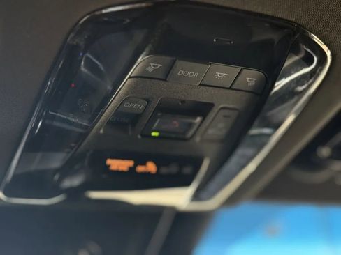 Used 2021 Toyota Venza Limited image 34