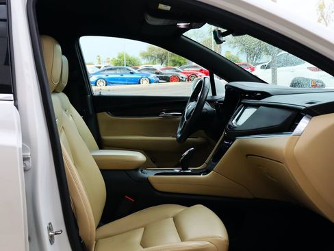 Used 2017 Cadillac XT5 FWD image 31