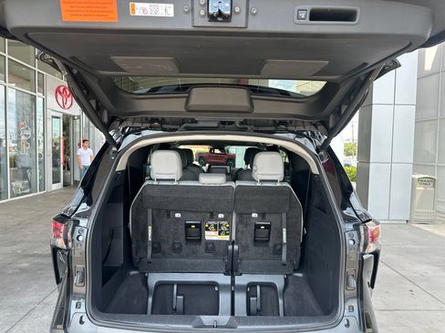 Certified 2025 Toyota Sienna XLE FWD image 18