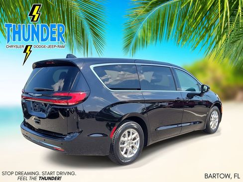 Used 2024 Chrysler Pacifica Touring-L FWD image 4