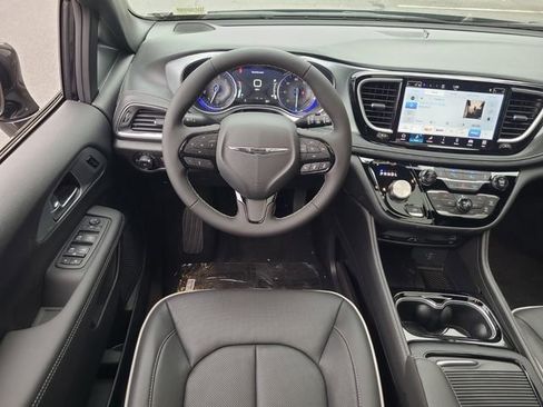New 2026 Chrysler Pacifica Limited w/ Uconnect Theater Family Group image 10