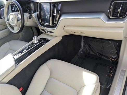 Used 2018 Volvo XC60 T8 Momentum w/ Vision Package image 23