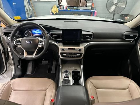 Used 2022 Ford Explorer XLT w/ Equipment Group 202A AWD/4WD image 13