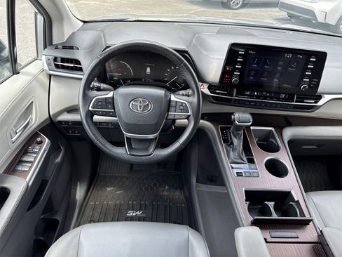 Used 2022 Toyota Sienna XLE image 15