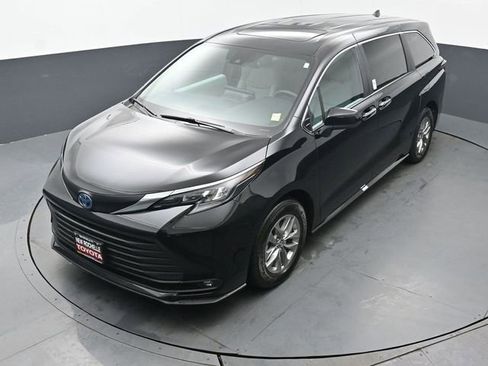 Certified 2025 Toyota Sienna XLE image 46