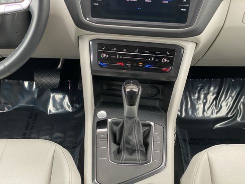 Certified 2022 Volkswagen Tiguan SE FWD image 8