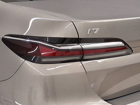 Certified 2023 BMW i7 xDrive60 AWD/4WD image 11