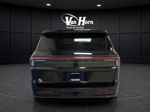 Used 2025 Lincoln Navigator Reserve AWD/4WD image 4