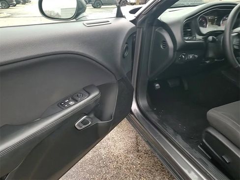 Used 2019 Dodge Challenger SXT image 9