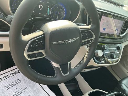 Used 2022 Chrysler Pacifica Touring-L FWD image 26