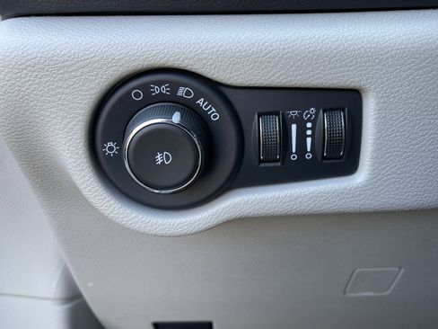 Used 2024 Chrysler Pacifica Touring-L image 18