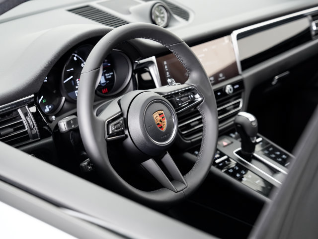 Certified 2026 Porsche Macan AWD/4WD image 9