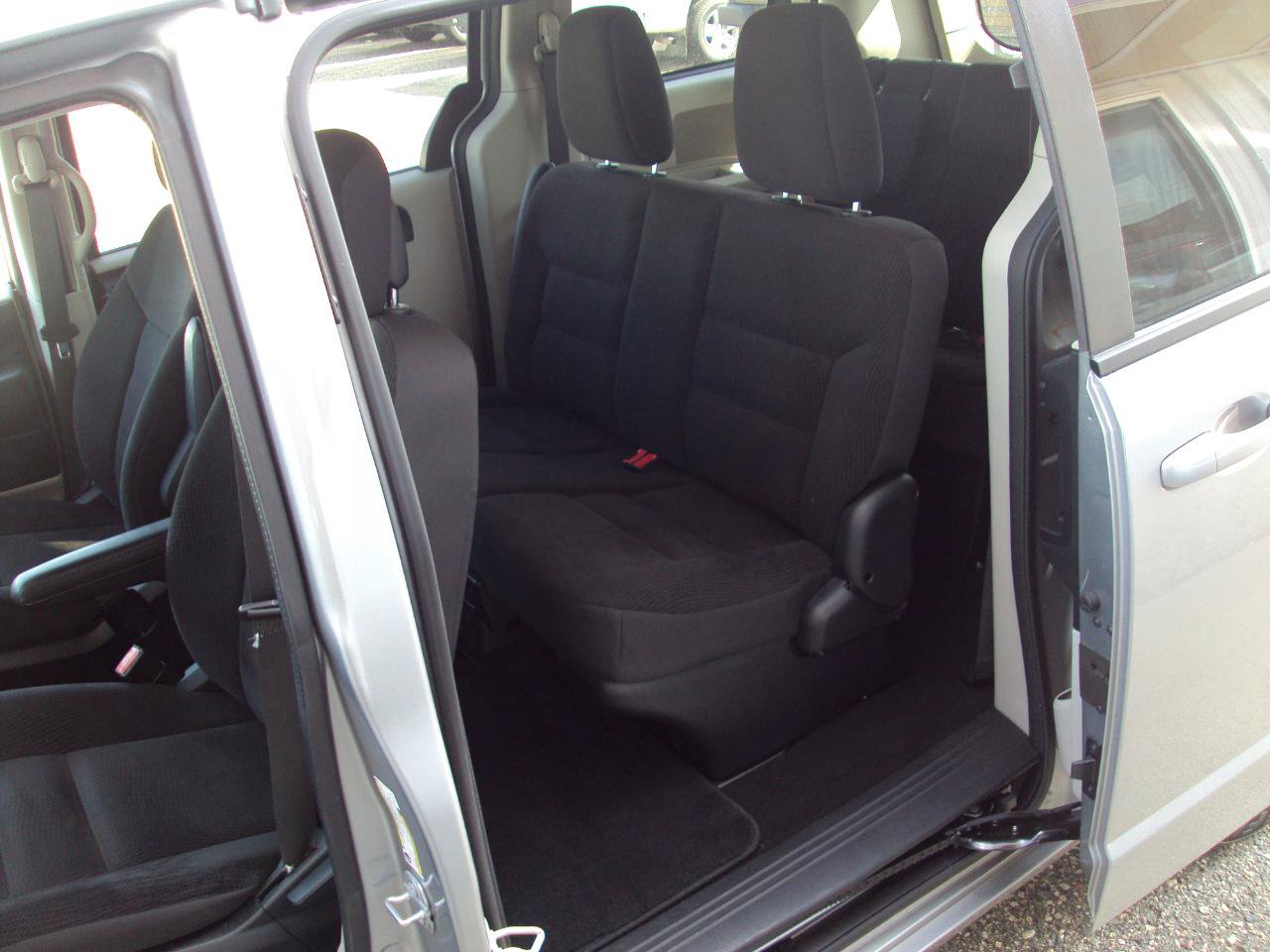 Used 2018 Dodge Grand Caravan SE w/ UConnect Hands-Free Group FWD image 17
