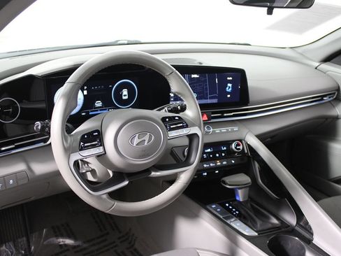 Used 2025 Hyundai Elantra SEL FWD image 5