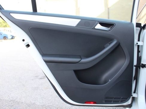 Used 2017 Volkswagen Jetta SE FWD image 12