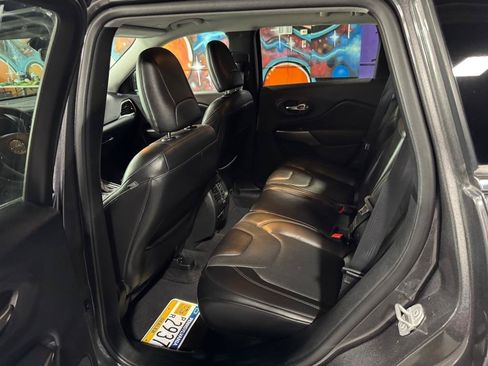 Used 2019 Jeep Cherokee Limited AWD/4WD image 36