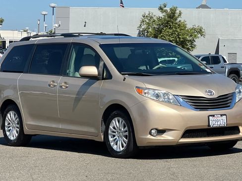 Used 2014 Toyota Sienna XLE FWD image 5