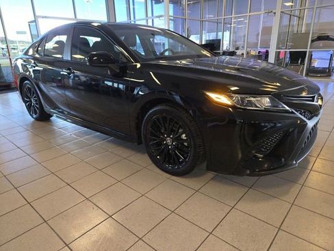 Used 2020 Toyota Camry SE image 2