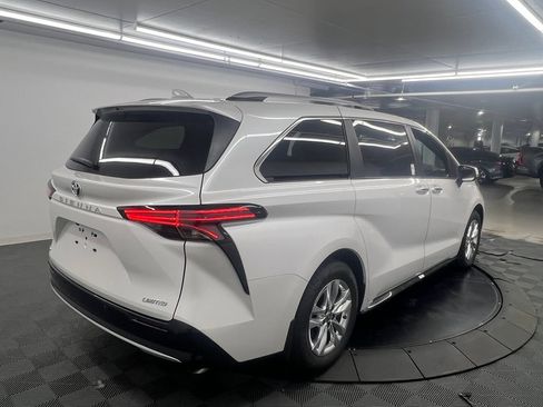 Used 2026 Toyota Sienna Limited FWD image 5
