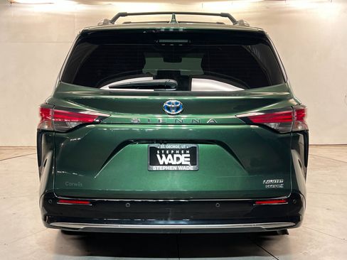 Used 2022 Toyota Sienna Limited FWD image 5