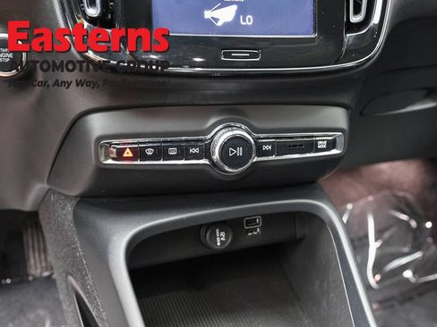 Used 2021 Volvo XC40 T4 Momentum FWD image 18
