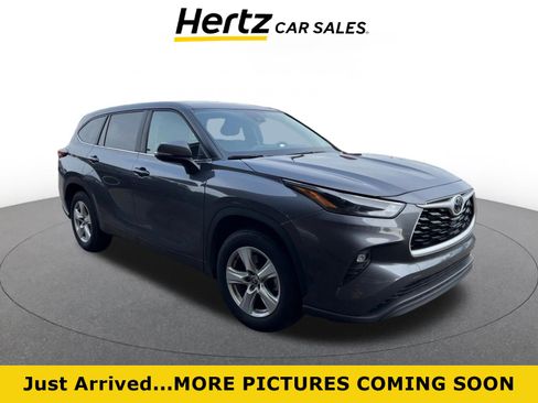Used 2025 Toyota Highlander LE image 1