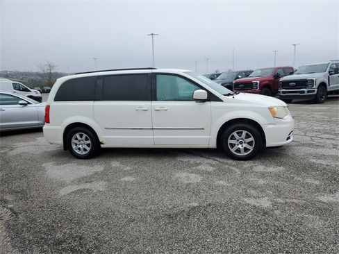 Used 2011 Chrysler Town & Country Touring image 3