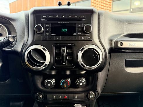 Used 2013 Jeep Wrangler Unlimited Rubicon w/ Connectivity Group AWD/4WD image 16