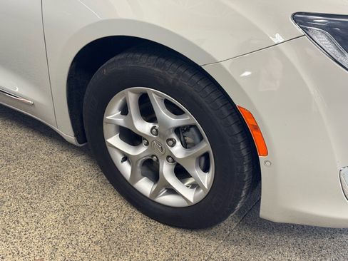 Used 2019 Chrysler Pacifica Touring-L Plus w/ Advanced Safetytec Group FWD image 4