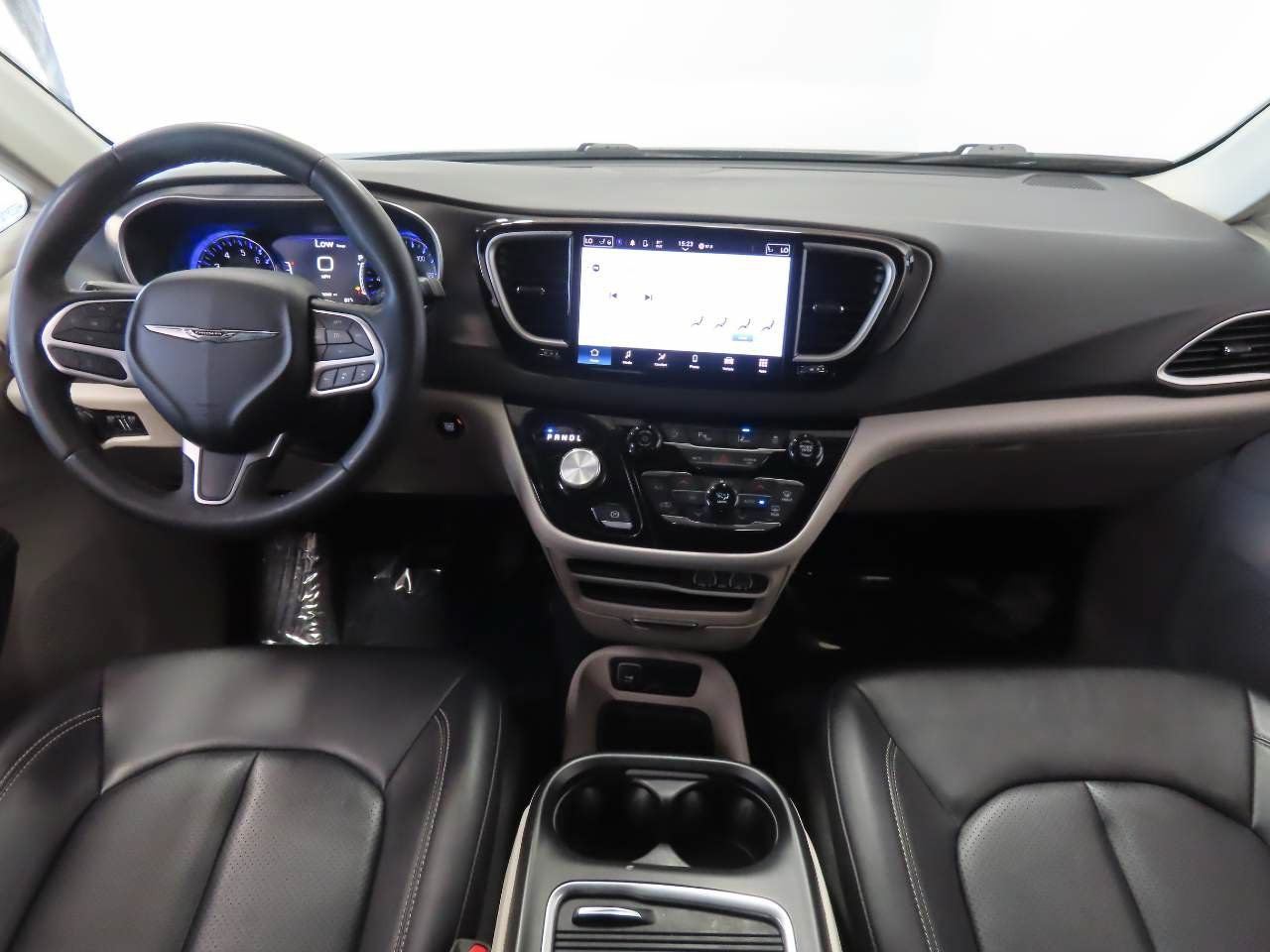 Used 2024 Chrysler Pacifica Touring-L FWD image 13