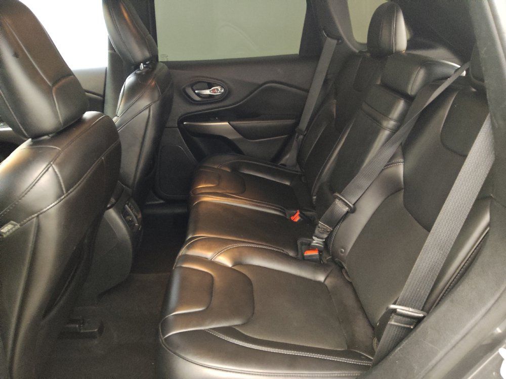 Used 2019 Jeep Cherokee Latitude Plus FWD image 18
