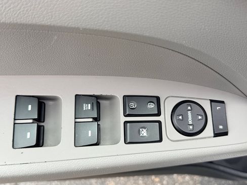 Used 2019 Hyundai Elantra SE FWD image 18