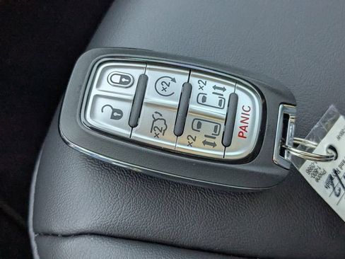 New 2026 Chrysler Pacifica Select AWD/4WD image 27