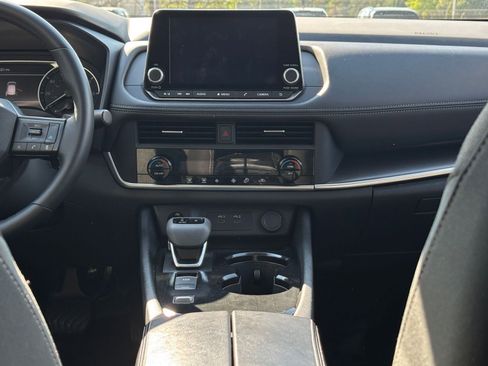 Used 2025 Nissan Rogue SV image 17