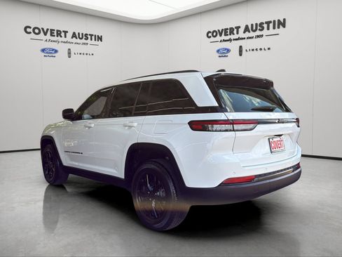 Used 2024 Jeep Grand Cherokee Altitude RWD image 4