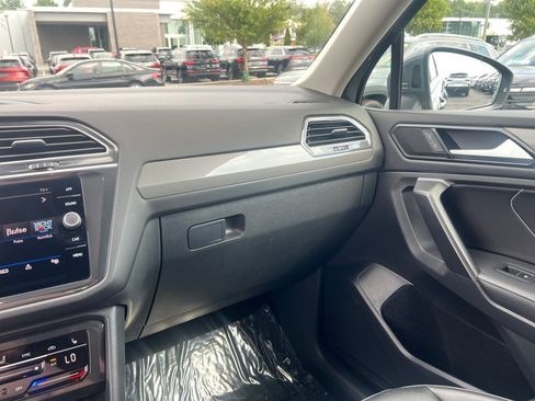 Used 2024 Volkswagen Tiguan SE AWD/4WD image 28