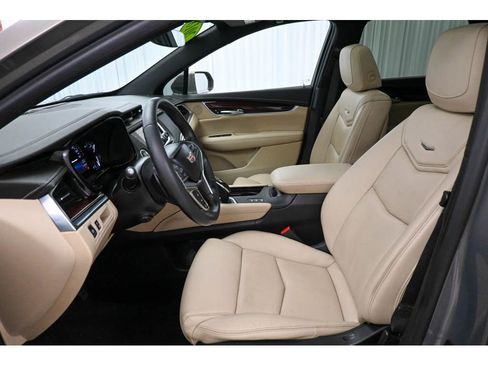 Used 2018 Cadillac XT5 Luxury w/ Driver Awareness Package image 32