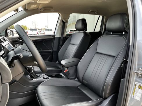 Used 2024 Volkswagen Tiguan SE image 22