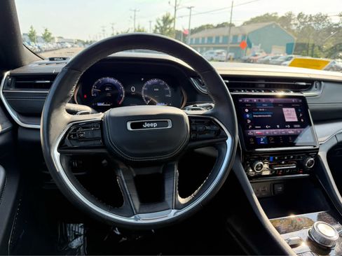 Used 2022 Jeep Grand Cherokee Overland w/ Luxury Tech Group IV AWD/4WD image 16