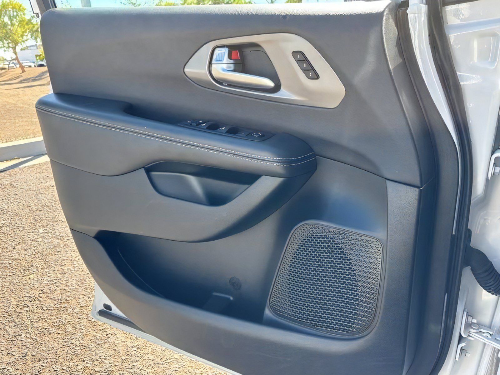 Used 2025 Chrysler Pacifica Select FWD image 11
