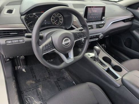 Used 2025 Nissan Altima 2.5 SV FWD image 15