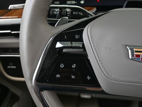 Used 2025 Cadillac Escalade ESV Sport Platinum w/ LPO, ONYX Package AWD/4WD image 18