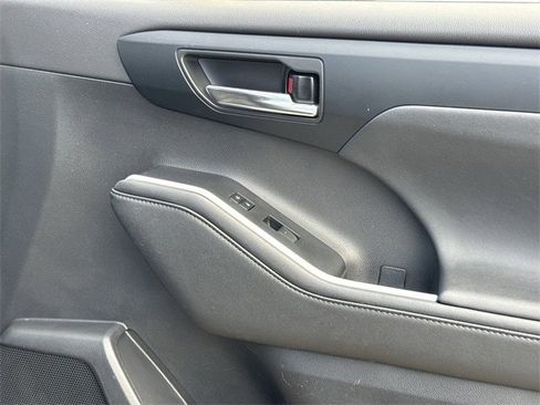 Used 2024 Toyota Highlander XLE image 30