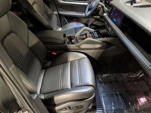 Certified 2024 Porsche Cayenne Coupe image 25