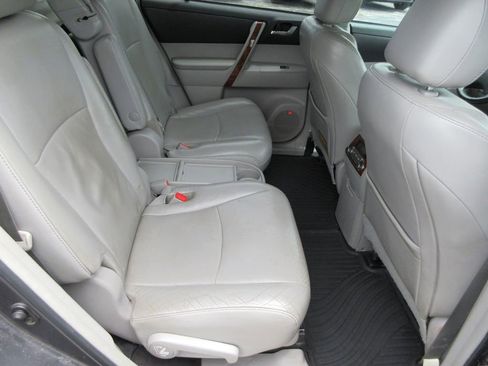 Used 2011 Toyota Highlander Limited w/ Tow Pkg AWD/4WD image 18